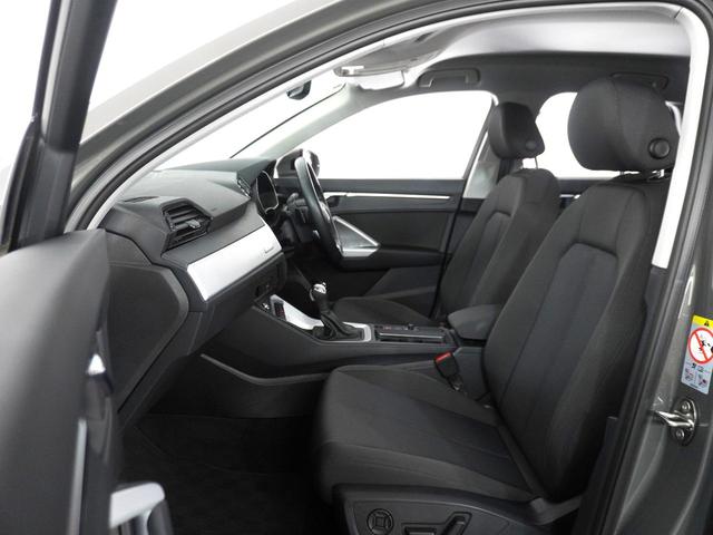 Ｑ３ ３５ＴＦＳＩアドバンスド　認定中古車　アシスタンスパッケージ　３スポークマルチファンクションステアリング　スマートフォンインターフェイス　ベーシックパッケージ　ハイビームアシスト　ワイヤレスチャージング（9枚目）