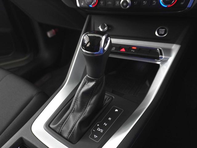 Ｑ３ ３５ＴＦＳＩアドバンスド　認定中古車　アシスタンスパッケージ　３スポークマルチファンクションステアリング　スマートフォンインターフェイス　ベーシックパッケージ　ハイビームアシスト　ワイヤレスチャージング（11枚目）