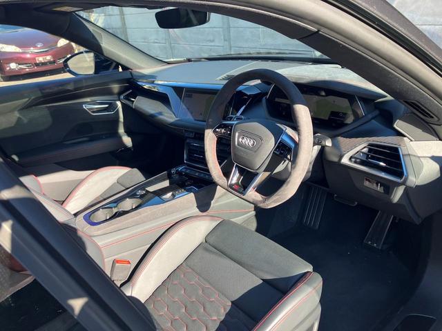 RS e-トロンGT ベースグレード 認定中古車 テクノロジーパッケージ RSデザインパッケージレッド 21インチアルミホイール ダイナミックパッケージプラス ブレーキタングステンカーバイドコーティング/ブレーキキャリパーレッド(14枚目)