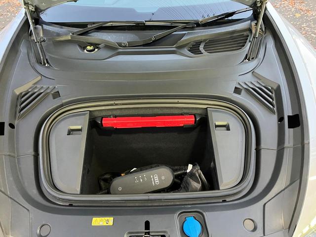 e-トロンGTクワトロ ベースグレード 認定中古車 テクノロジーパッケージ qレザーフリーパッケージ ブレーキタングステンカーバイドコーティング/キャリパーレッド 20インチアルミホイール マトリクスLEDヘッドライト スポーツシートプラス(19枚目)