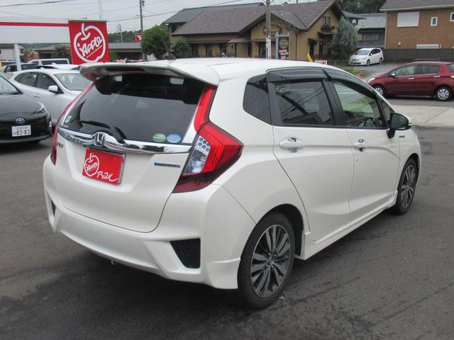 フィットハイブリッド Ｓパッケージ　禁煙車　シティブレーキ　インターナビ　フルセグＴＶ　バックカメラ　スマートキー　プッシュスタート　クルコン　フォグライト　ＥＴＣ　リアスポ　ＨＤＭＩ　パドルシフト　スペアキー　サイドバイザー（6枚目）