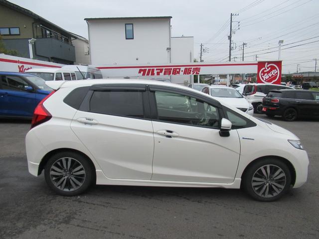 フィットハイブリッド Ｓパッケージ　禁煙車　シティブレーキ　インターナビ　フルセグＴＶ　バックカメラ　スマートキー　プッシュスタート　クルコン　フォグライト　ＥＴＣ　リアスポ　ＨＤＭＩ　パドルシフト　スペアキー　サイドバイザー（12枚目）