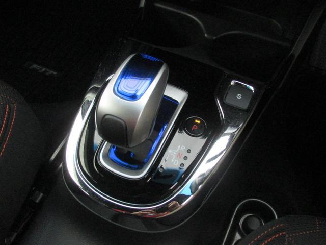 フィットハイブリッド Ｓパッケージ　禁煙車　シティブレーキ　インターナビ　フルセグＴＶ　バックカメラ　スマートキー　プッシュスタート　クルコン　フォグライト　ＥＴＣ　リアスポ　ＨＤＭＩ　パドルシフト　スペアキー　サイドバイザー（22枚目）