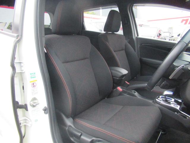 フィットハイブリッド Ｓパッケージ　禁煙車　シティブレーキ　インターナビ　フルセグＴＶ　バックカメラ　スマートキー　プッシュスタート　クルコン　フォグライト　ＥＴＣ　リアスポ　ＨＤＭＩ　パドルシフト　スペアキー　サイドバイザー（30枚目）