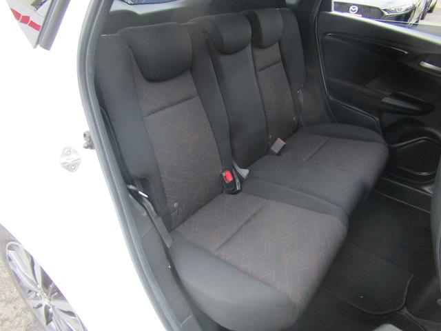 フィットハイブリッド Ｓパッケージ　禁煙車　シティブレーキ　インターナビ　フルセグＴＶ　バックカメラ　スマートキー　プッシュスタート　クルコン　フォグライト　ＥＴＣ　リアスポ　ＨＤＭＩ　パドルシフト　スペアキー　サイドバイザー（31枚目）