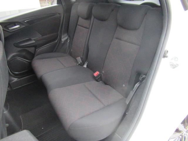 フィットハイブリッド Ｓパッケージ　禁煙車　シティブレーキ　インターナビ　フルセグＴＶ　バックカメラ　スマートキー　プッシュスタート　クルコン　フォグライト　ＥＴＣ　リアスポ　ＨＤＭＩ　パドルシフト　スペアキー　サイドバイザー（33枚目）