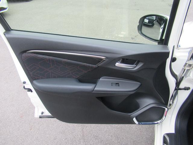 フィットハイブリッド Ｓパッケージ　禁煙車　シティブレーキ　インターナビ　フルセグＴＶ　バックカメラ　スマートキー　プッシュスタート　クルコン　フォグライト　ＥＴＣ　リアスポ　ＨＤＭＩ　パドルシフト　スペアキー　サイドバイザー（35枚目）
