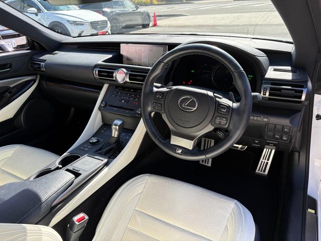 毎回座るフロントシート。運転席は必ず使用する部分ですので、座り心地が重要です！