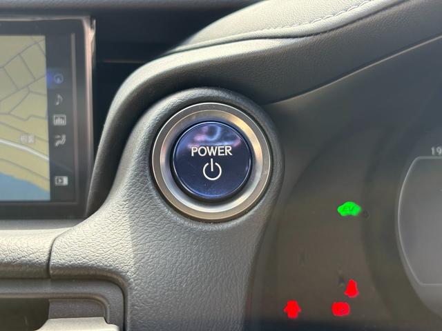 【スマートキー＆プッシュスタート】ポケットに入れたまま鍵の開閉、エンジンの始動まで行えます。