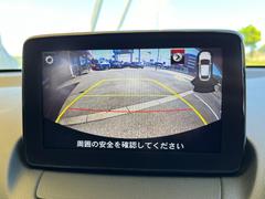 バックカメラも付いています。駐車の時に便利なのはもちろんの事、後方死角にいる子供たちに気が付くことができるので安心安全ですね 5