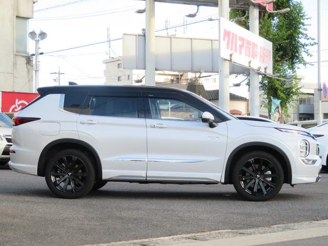 アウトランダーＰＨＥＶ Ｐ　法人ワンオーナー　サンルーフ　純正メーカーナビＴＶ　フルセグ　パワーバックドア　レザーシート　エアーシート　前後シートヒーター　２．０ＥＴＣ　追従クルコン　ＢＯＳＥサウンド　７人乗り　ＡＣ１５００Ｗ（8枚目）