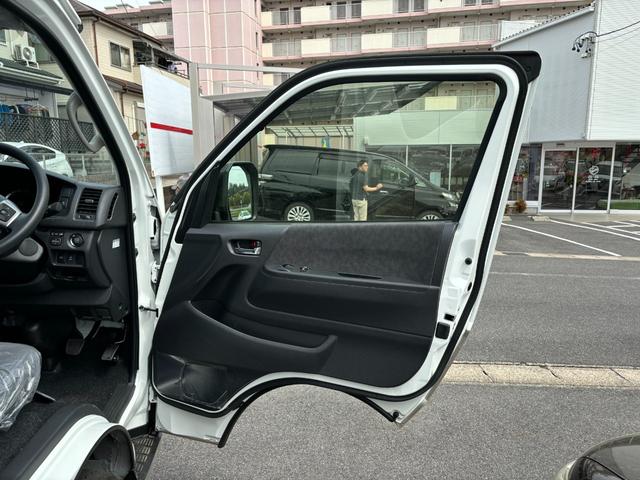 ハイエースワゴン グランドキャビン　メーカー保証継承＆アップル１年保証付き　禁煙車　トヨタセーフティセンス　デジタルインナーミラー付きバックカメラ　パワースライド　ＬＥＤヘッド　スマートキー　４ＷＤ　１０人乗り　アクセサリーコンセント（54枚目）