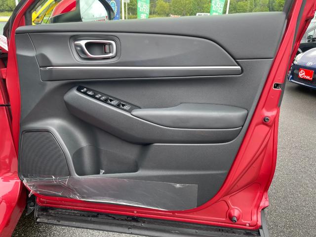 ヴェゼル e:HEV Z メーカー保証付き 1オーナー 禁煙車 ホンダセンシング ホンダコネクト 置くだけ充電 ドラレコ シートヒーター パワーバックドア ステアリングヒーター BSM パドルシフト Aライト ウインカーミラー(43枚目)