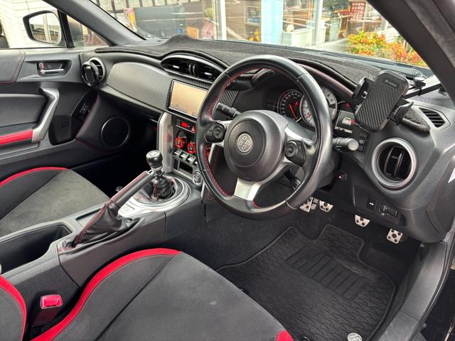 ８６ ＧＴ　アップル１年保証付き　ユーザー直接買取車　禁煙車　６速マニュアル　ＴＥＩＮ車高調　ブリッツマフラー　ＥＮＫＥＩ製１８ＡＷ　社外テール　トランクスポイラー　ナビＴＶ　Ｂカメラ　前後ドラレコ　２．０ＥＴＣ（11枚目）