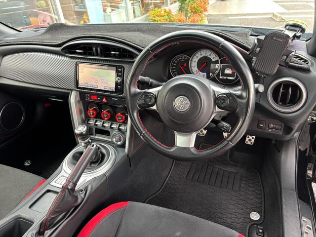 ８６ ＧＴ　アップル１年保証付き　ユーザー直接買取車　禁煙車　６速マニュアル　ＴＥＩＮ車高調　ブリッツマフラー　ＥＮＫＥＩ製１８ＡＷ　社外テール　トランクスポイラー　ナビＴＶ　Ｂカメラ　前後ドラレコ　２．０ＥＴＣ（12枚目）