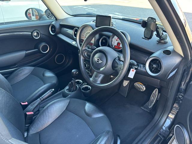 ＭＩＮＩ クーパーＳ　ユーザー直接買取車　禁煙車　ＪＣＷスポーツＰＫＧ　サンルーフ　社外１８インチＡＷ　キーレス　ＥＴＣ　パドルシフト　カーボンドアミラーカバー　リアスポイラー　プッシュスタート　車検令和９年５月まで（11枚目）
