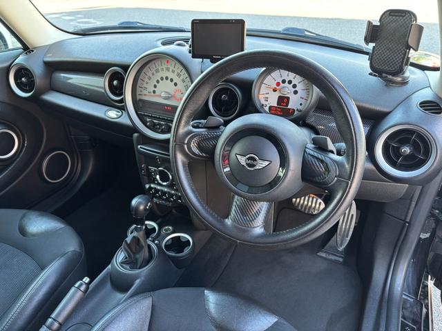 ＭＩＮＩ クーパーＳ　ユーザー直接買取車　禁煙車　ＪＣＷスポーツＰＫＧ　サンルーフ　社外１８インチＡＷ　キーレス　ＥＴＣ　パドルシフト　カーボンドアミラーカバー　リアスポイラー　プッシュスタート　車検令和９年５月まで（12枚目）