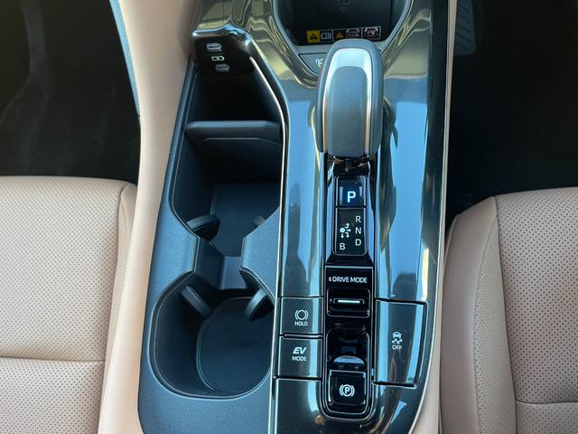 クラウンスポーツ Ｚ　Ｚ（５名）メーカー保証付き　ワンオーナー　禁煙車　セーフティセンス　ＢＳＭ　ソナー　純正ナビ　フルセグ　バックカメラ　全周囲カメラ　ＡＣ１００Ｖ　ＥＴＣ　置くだけ充電　シートエアコン　パワーバックドア（29枚目）