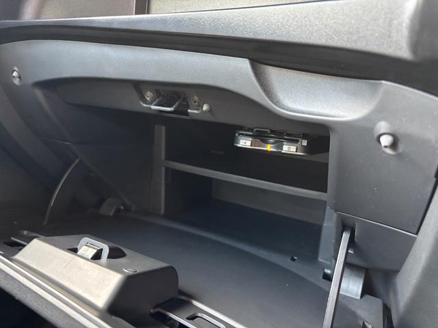 ノート ｅ－パワー　Ｘ　アップル１年保証付き　ユーザー直接買取車　禁煙車　ワンオーナー　純正メモリーナビ　フルセグＴＶ　アラウンドビューモニター　純正フルエアロ　デジタルインナーミラー　エマージェンシーブレーキ　ＥＴＣ（17枚目）