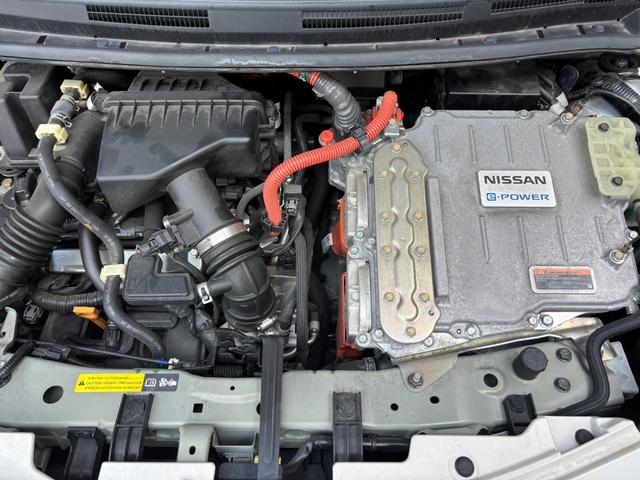 ノート ｅ－パワー　Ｘ　アップル１年保証付き　ユーザー直接買取車　禁煙車　ワンオーナー　純正メモリーナビ　フルセグＴＶ　アラウンドビューモニター　純正フルエアロ　デジタルインナーミラー　エマージェンシーブレーキ　ＥＴＣ（44枚目）