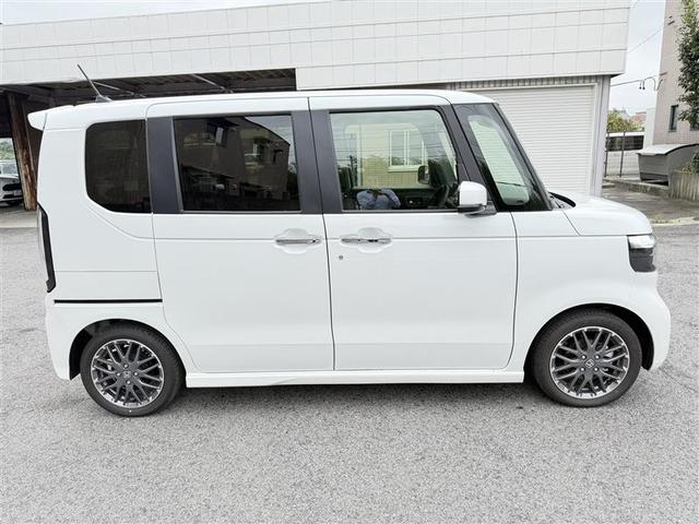 N-BOXカスタム ターボ 元当社試乗車 1オナ 衝突被害軽減 フロントカメラ サイドカメラ 禁煙 ベンチシート キーフリー Pセンサー ESC パワステ DVD再生 両席エアバック サイドエアバッグ ターボ車 スマキー Bカメ(15枚目)