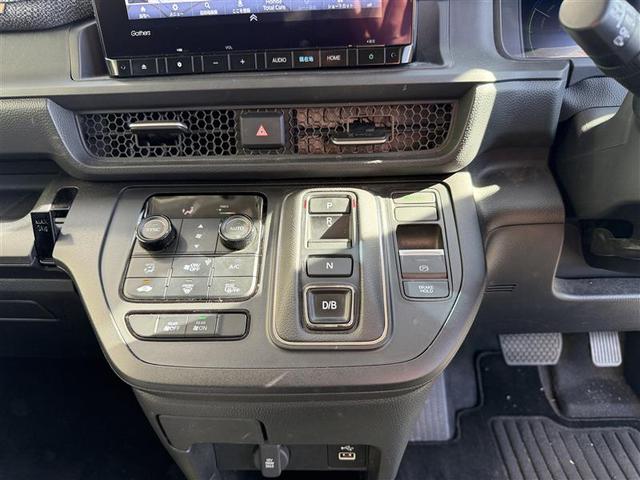 ステップワゴン ｅ：ＨＥＶエアー　前後誤発進抑制　パワーステアリング　両側Ｐスライドドア　助手席エアバッグ　１オ－ナ－　サイドカーテンエアバック　パーキングセンサー　ＬＥＤヘッドランプ　クルコン　禁煙　エアコン（9枚目）