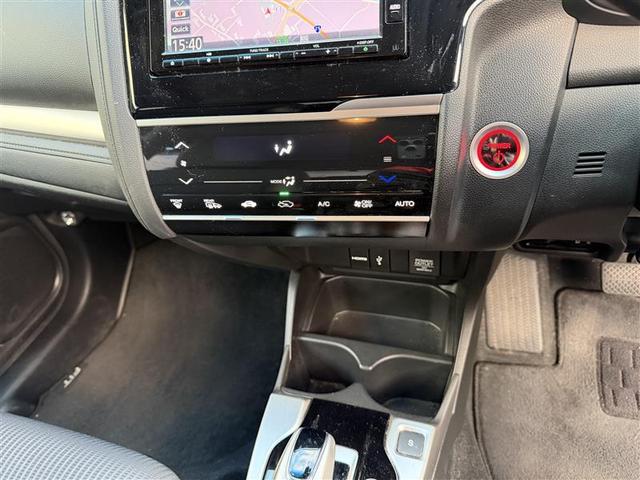 オートエアコン装着車で車内はいつも快適です。