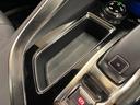 センターコンソールには小物入れが装備されています。