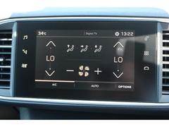 運転席と助手席でそれぞれ温度調整ができる、左右独立調整式オートエアコンを装備。 7