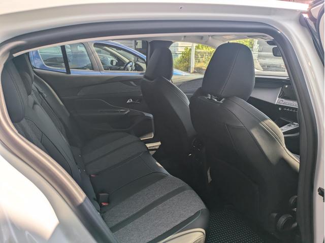 ４０８ アリュール　元弊社試乗車　ＬＥＤヘッドライト　バックカメラ　オートエアコン　ＡｐｐｌｅＣａｒＰｌａ対応　ＡＤＡＳシステム（8枚目）