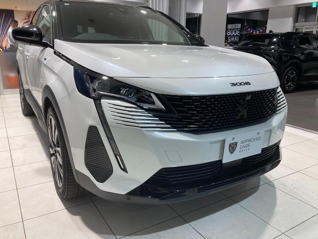 ３００８ ＧＴ　ブルーＨＤｉ　ブラックパック　ディーゼルターボ　レンターカーアップ　ＥＴＣ　純正ナビゲーション　バックカメラ　ガラスルーフ　ＡｐｐｌｅＣａｒＰｌａｙ　ディーゼルターボ　運転席・助手席シートヒーター　コブラシフト　パワーバックドア（2枚目）