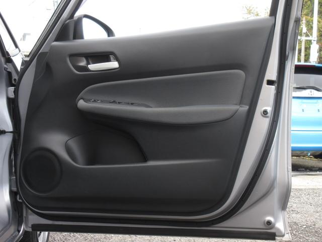 フィット e:HEVベーシック ホンダセンシング LEDヘッドライト 前後クリアランスソナー スマートキー ETC ワンオーナー 4WD(11枚目)