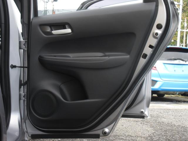 フィット e:HEVベーシック ホンダセンシング LEDヘッドライト 前後クリアランスソナー スマートキー ETC ワンオーナー 4WD(12枚目)