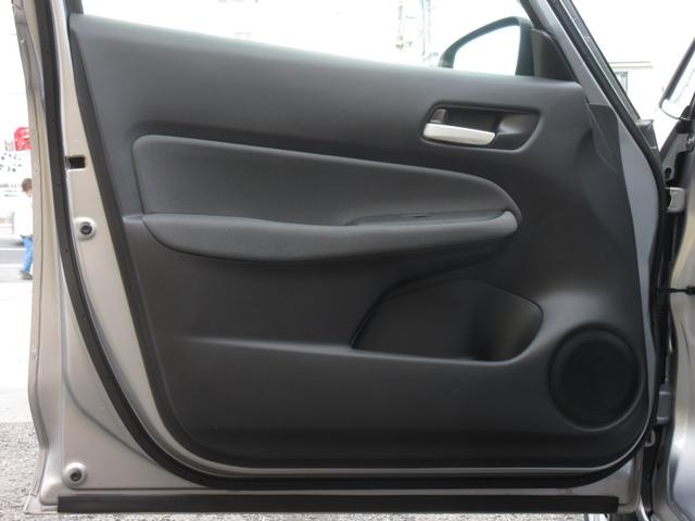 フィット e:HEVベーシック ホンダセンシング LEDヘッドライト 前後クリアランスソナー スマートキー ETC ワンオーナー 4WD(14枚目)