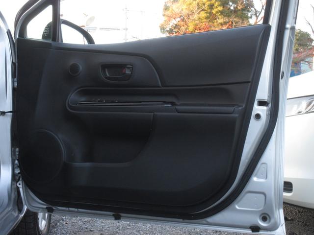 アクア Ｓスタイルブラック　後期型　純正ＳＤナビ　ブルートゥースオーディオ　ＥＴＣ　バックカメラ　スマートキー　ＬＥＤヘッドライト　前後クリアランスソナー　セーフティセンス　純正１５インチＡＷ　黒系内装（10枚目）