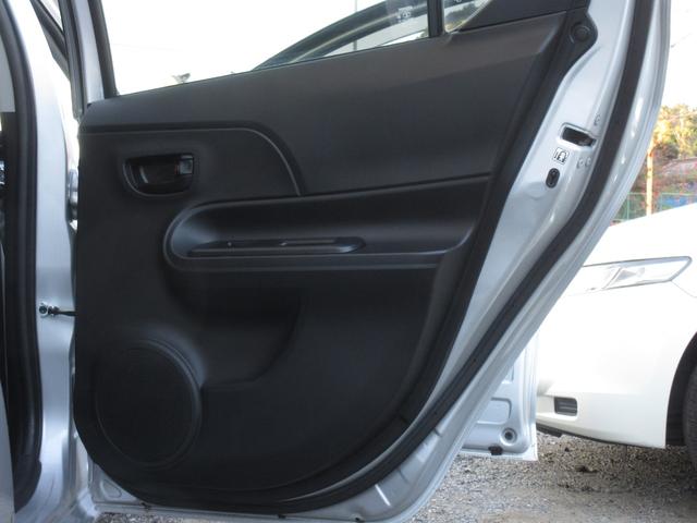 アクア Ｓスタイルブラック　後期型　純正ＳＤナビ　ブルートゥースオーディオ　ＥＴＣ　バックカメラ　スマートキー　ＬＥＤヘッドライト　前後クリアランスソナー　セーフティセンス　純正１５インチＡＷ　黒系内装（11枚目）