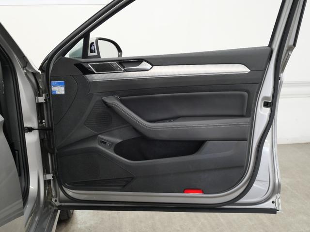 パサートヴァリアント ２．０ＴＳＩ　Ｒライン　専用レザーシート　新品タイヤ４本交換　パワーバックドア　マッサージ付パワーシート　シートヒーター　レザーステアリング　Ｗエアコン　レーダークルコン　前後ドラレコ　ＥＴＣ　保証付き　禁煙（6枚目）