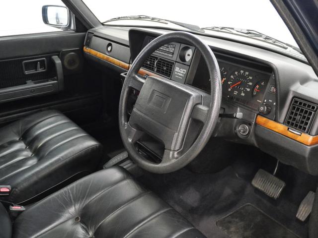 ２４０ 　クラシックリミテッドエディション　最終モデル　限定車　ブラックレザーシート　ウッドパネル　純正コロナ１４インチＡＷ　ブラックモール　クラシックリミテッド専用エンブレム　新品タイヤ交換済み（4枚目）