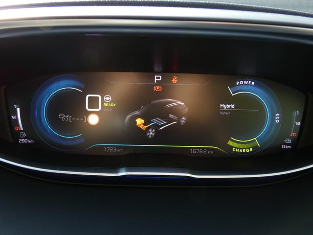 ３００８ ＧＴハイブリッド４　正規認定中古車　保証整備付　弊社代車　ＥＴＣ　ドラレコ　バックカメラ　電動シート　衝突軽減ブレーキ　アイドリングストップ　障害物ソナー　レーンキープ　アクティブクルコン　ＬＥＤライト　サンルーフ（4枚目）