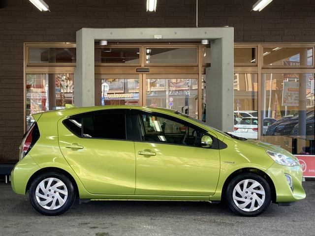 アクア S ETC バックカメラ ナビ TV オートライト スマートキー 電動格納ミラー CVT 衝突安全ボディ 記録簿 ABS ESC CD Bluetooth エアコン パワーステアリング パワーウィンドウ(14枚目)