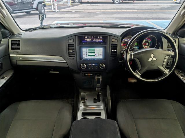 パジェロ ロング　エクシード　４ＷＤ／１オーナー／同色ペイント／社外ナビ／ＥＴＣ／オートクルーズコントロール／オートライト／社外アルミ／ＨＩＤヘッドライト／キーレスエントリー／シートヒーター／７人乗り（2枚目）