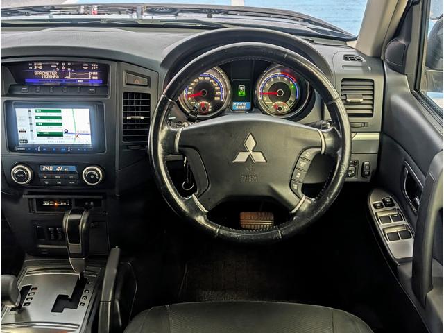 パジェロ ロング　エクシード　４ＷＤ／１オーナー／同色ペイント／社外ナビ／ＥＴＣ／オートクルーズコントロール／オートライト／社外アルミ／ＨＩＤヘッドライト／キーレスエントリー／シートヒーター／７人乗り（3枚目）