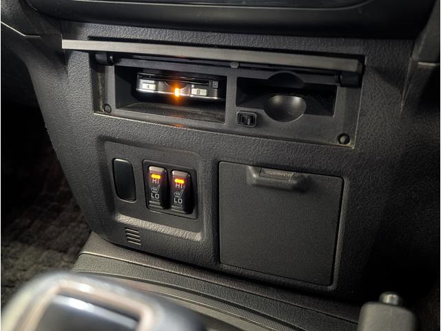 パジェロ ロング　エクシード　４ＷＤ／１オーナー／同色ペイント／社外ナビ／ＥＴＣ／オートクルーズコントロール／オートライト／社外アルミ／ＨＩＤヘッドライト／キーレスエントリー／シートヒーター／７人乗り（6枚目）