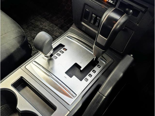 パジェロ ロング　エクシード　４ＷＤ／１オーナー／同色ペイント／社外ナビ／ＥＴＣ／オートクルーズコントロール／オートライト／社外アルミ／ＨＩＤヘッドライト／キーレスエントリー／シートヒーター／７人乗り（7枚目）