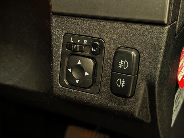 パジェロ ロング　エクシード　４ＷＤ／１オーナー／同色ペイント／社外ナビ／ＥＴＣ／オートクルーズコントロール／オートライト／社外アルミ／ＨＩＤヘッドライト／キーレスエントリー／シートヒーター／７人乗り（8枚目）