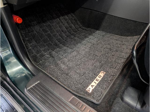 パジェロ ロング　エクシード　４ＷＤ／１オーナー／同色ペイント／社外ナビ／ＥＴＣ／オートクルーズコントロール／オートライト／社外アルミ／ＨＩＤヘッドライト／キーレスエントリー／シートヒーター／７人乗り（33枚目）