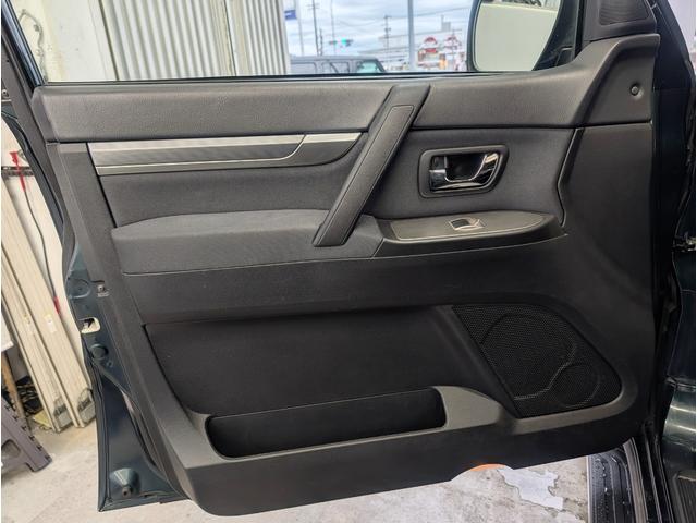 パジェロ ロング　エクシード　４ＷＤ／１オーナー／同色ペイント／社外ナビ／ＥＴＣ／オートクルーズコントロール／オートライト／社外アルミ／ＨＩＤヘッドライト／キーレスエントリー／シートヒーター／７人乗り（43枚目）