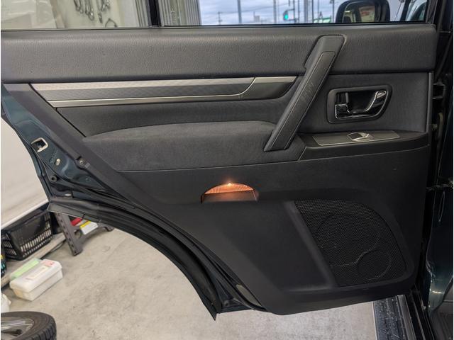 パジェロ ロング　エクシード　４ＷＤ／１オーナー／同色ペイント／社外ナビ／ＥＴＣ／オートクルーズコントロール／オートライト／社外アルミ／ＨＩＤヘッドライト／キーレスエントリー／シートヒーター／７人乗り（45枚目）