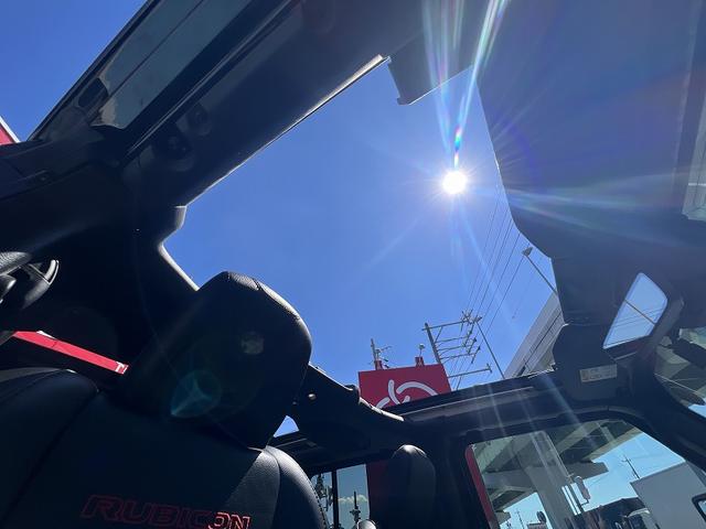 ジープ・ラングラーアンリミテッド ルビコン　スカイワンタッチパワートップ　ワンオーナー　４ＷＤ　オートクルーズコントロール　衝突被害軽減システム　ＬＥＤヘッドランプ　アルミホイール　スマートキー　ＡＴ　盗難防止システム　Ｂｌｕｅｔｏｏｔｈ　ＡＢＳ　ＥＳＣ（13枚目）