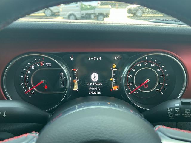 ジープ・ラングラーアンリミテッド ルビコン　スカイワンタッチパワートップ　ワンオーナー　４ＷＤ　オートクルーズコントロール　衝突被害軽減システム　ＬＥＤヘッドランプ　アルミホイール　スマートキー　ＡＴ　盗難防止システム　Ｂｌｕｅｔｏｏｔｈ　ＡＢＳ　ＥＳＣ（23枚目）